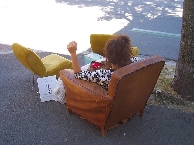 Fauteuils sur le trottoir à la braderie St-Martin de Rennes