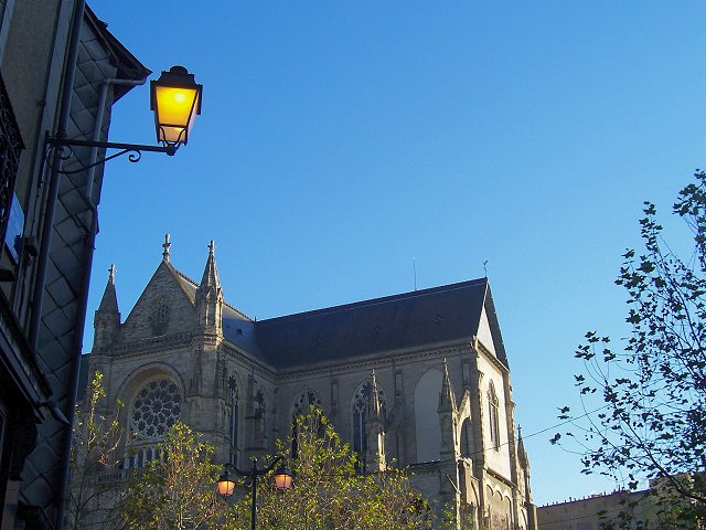 église saint-aubin avec réverbère allumé en plein jour