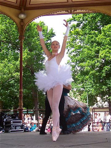 danseuse en tutu sous le kiosque du Thabor à Rennes